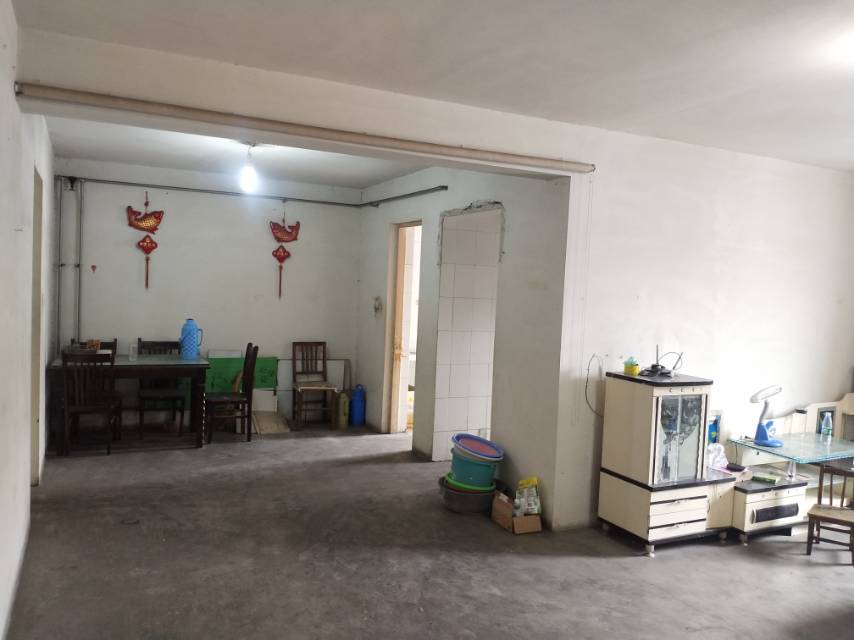 學區(qū)房簡裝修3室2廳1衛(wèi)123m252萬元