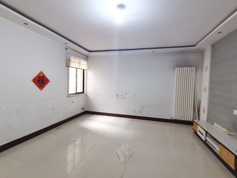 首付20多萬(wàn)，春蕾花苑二期高層一樓96平，大兩室兩廳，兩室朝陽(yáng)，水電暖齊全，證滿(mǎn)兩年