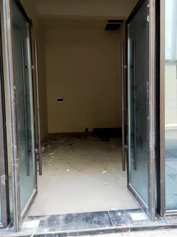 人流量大，樓層高，交通便利。