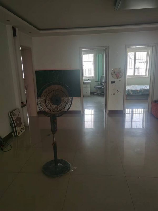 3室2廳1衛(wèi)， 繁華商圈，近學(xué)校，好房出租。