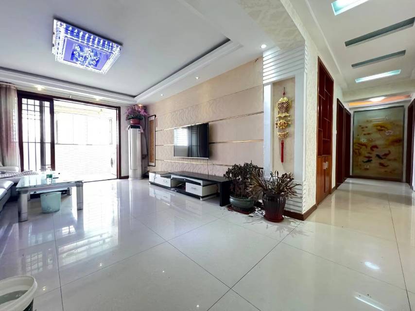 普通裝修3室3廳1衛(wèi)126m2110萬(wàn)元