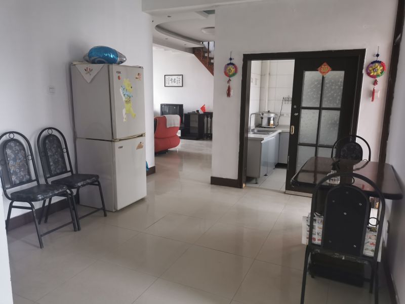 4室2廳2衛(wèi)， 近學(xué)校，好房出租。