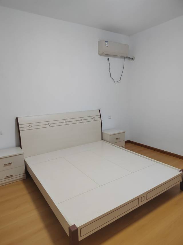 普通裝修4室2廳2衛(wèi)200m22600元/月