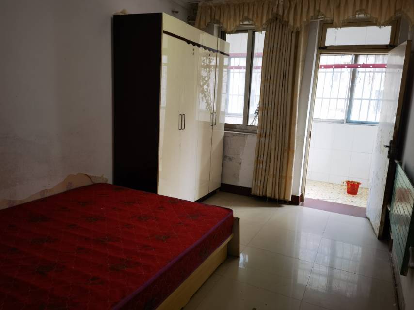 普通裝修3室1廳1衛(wèi)90m21100元/月