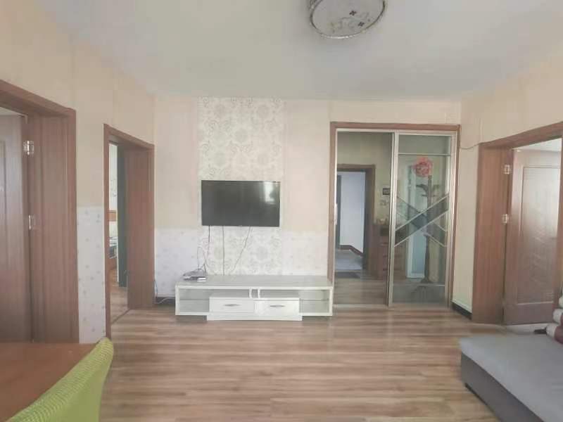 普通裝修3室1廳1衛(wèi)89m21350元/月