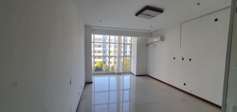 普通裝修1室1廳1衛(wèi)53m21100元/月