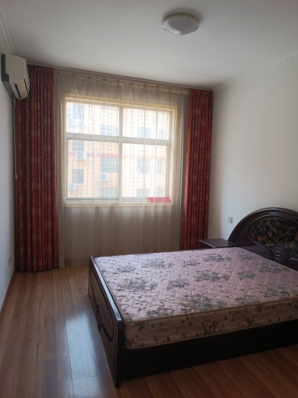 精裝修3室2廳1衛(wèi)100m21700元/月