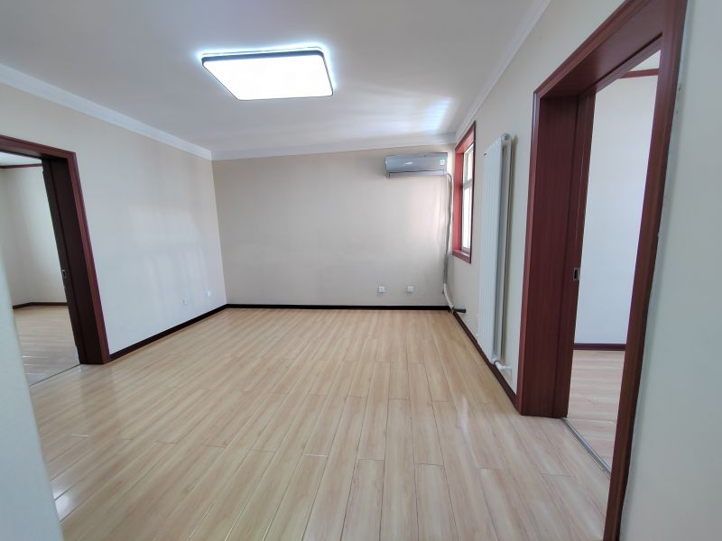 房東置換急售，送裝修，采光好，誠(chéng)心出售，隨時(shí)看房。