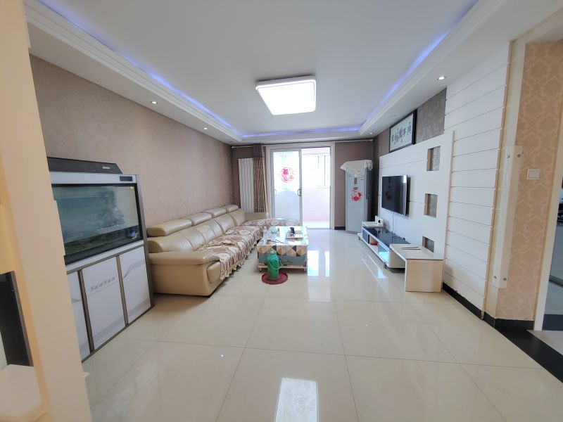 房東置換急售，送裝修，采光好，誠心出售，隨時看房。