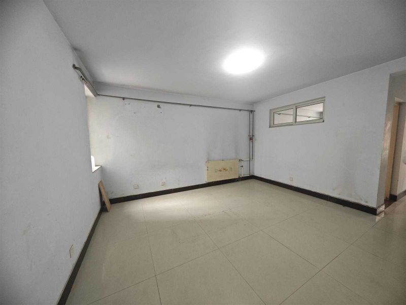 房東置換急售，送裝修，采光好，誠心出售，隨時看房。