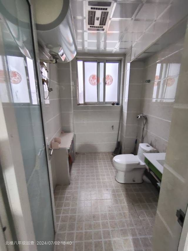 房東置換急售，送裝修，采光好，誠(chéng)心出售，隨時(shí)看房。