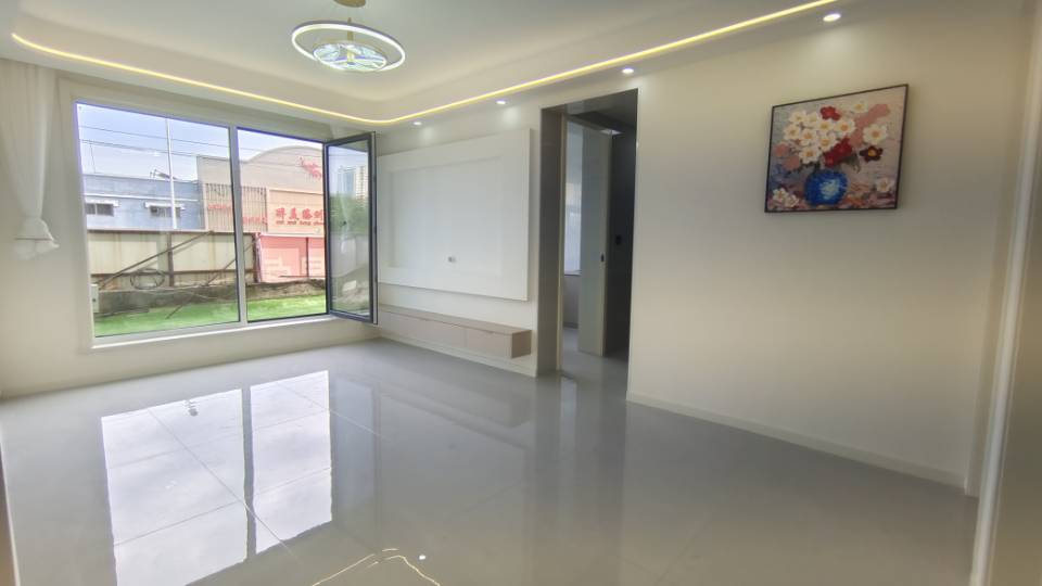 精裝修帶平臺(tái)3室1廳1衛(wèi)85m275萬(wàn)元