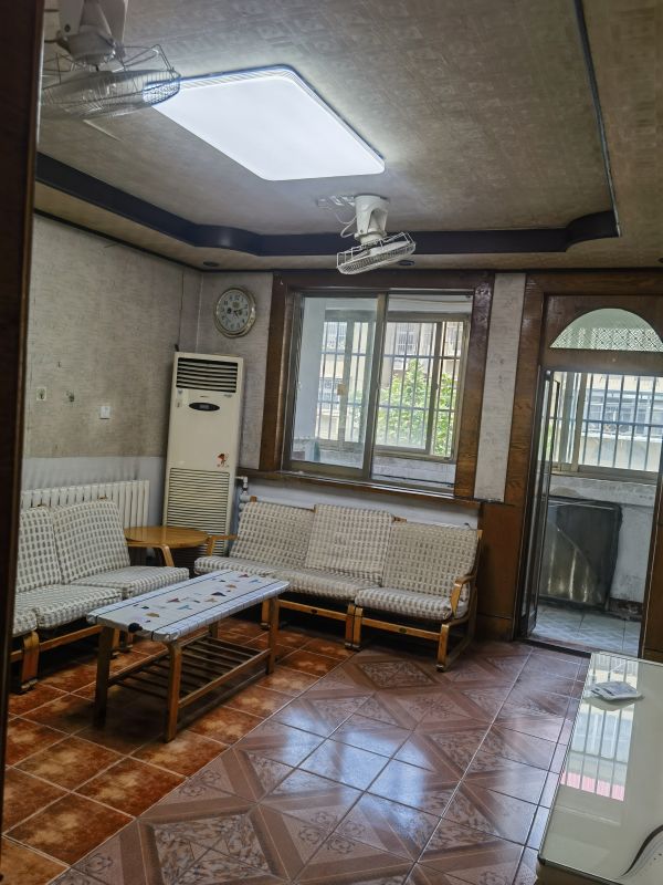 精裝修4室2廳1衛(wèi)100m21660元/月