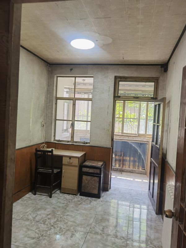 普通裝修4室2廳1衛(wèi)100m21580元/月