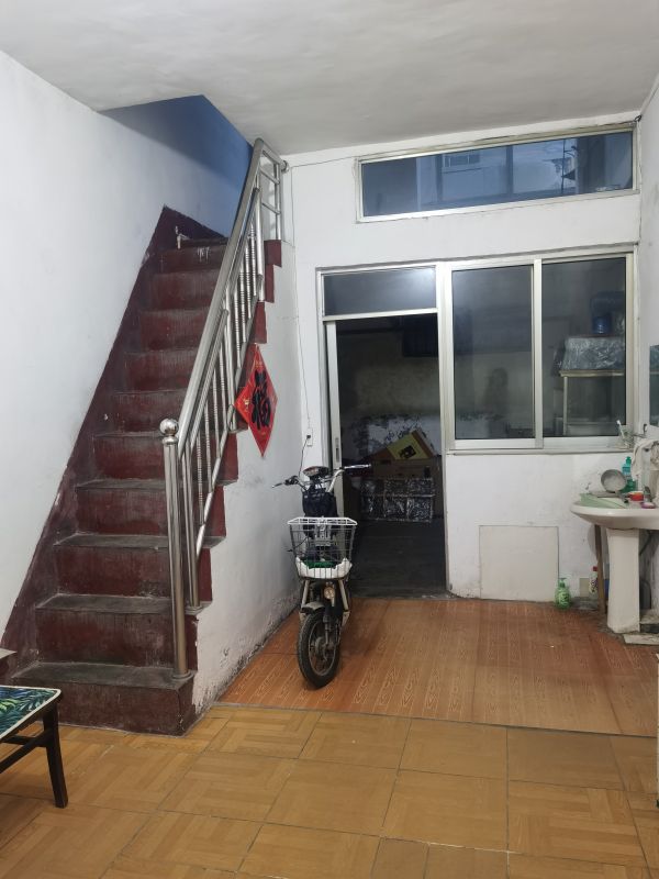 3室1廳0衛(wèi)， 繁華商圈，近學(xué)校，好房出租。