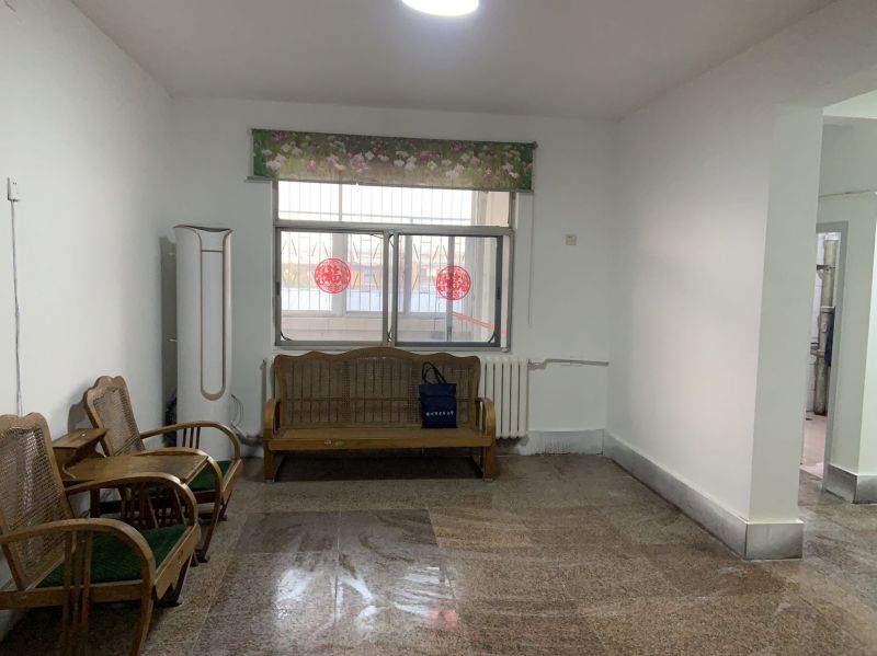 普通裝修3室2廳1衛(wèi)106m21099元/月