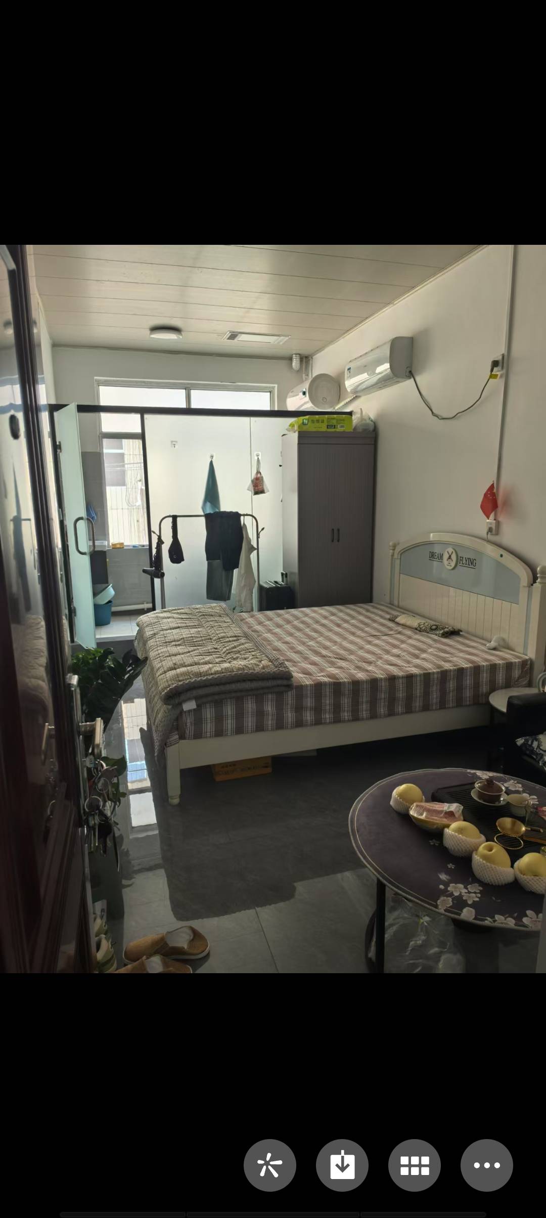 滕州市中心，步行街南頭，房東直租。獨立衛(wèi)生間，家具家電齊全，干凈衛(wèi)生，領包入住