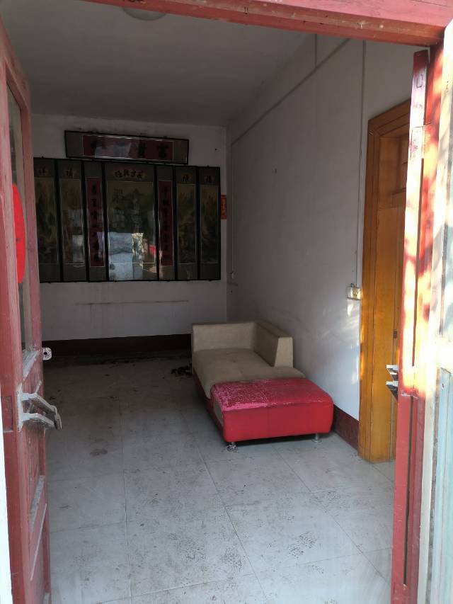 普通裝修3室1廳1衛(wèi)200m2450元/月