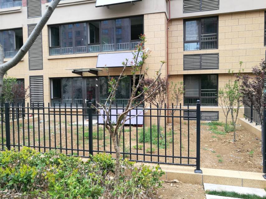 保利善園一樓帶院毛坯3室2廳2衛(wèi)147m2228萬元