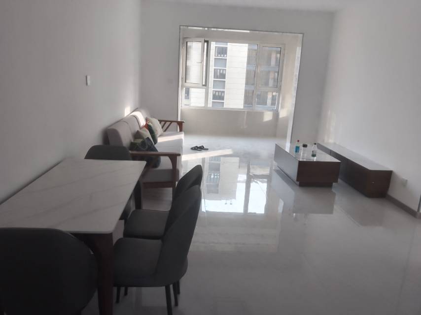 普通裝修3室2廳1衛(wèi)100m21300元/月