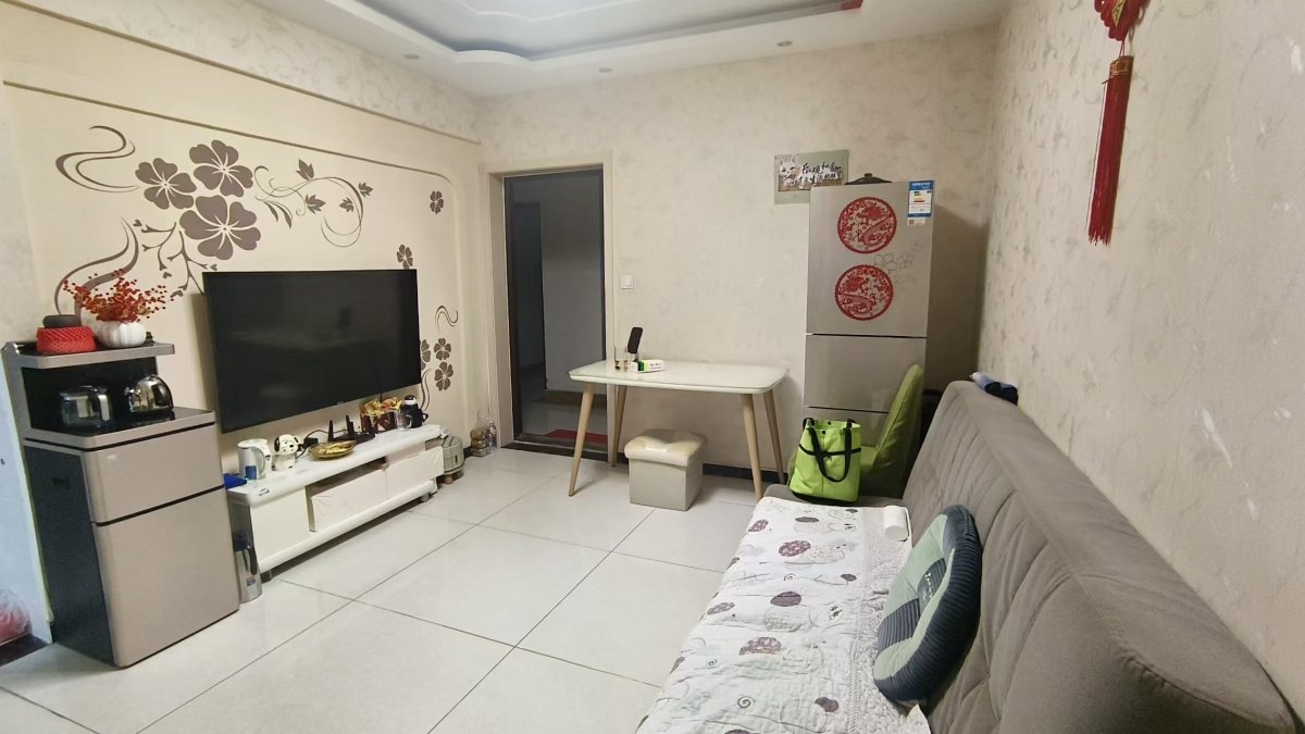 房東置換急售，送裝修，采光好，誠心出售，隨時看房。