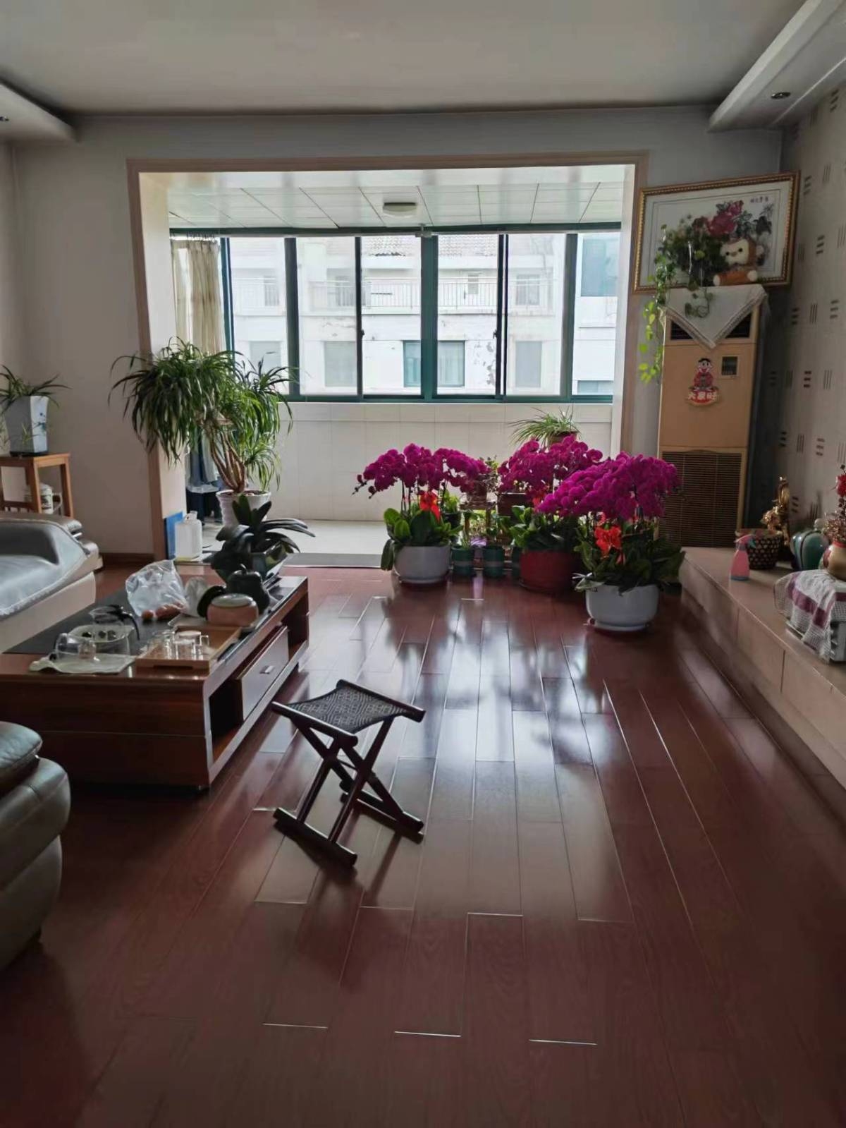 普通裝修3室2廳2衛(wèi)240m2120萬元