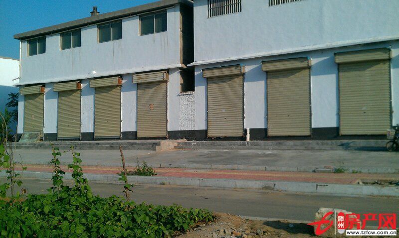 獨(dú)院樓下四間門(mén)面房共兩層可住可經(jīng)營(yíng)