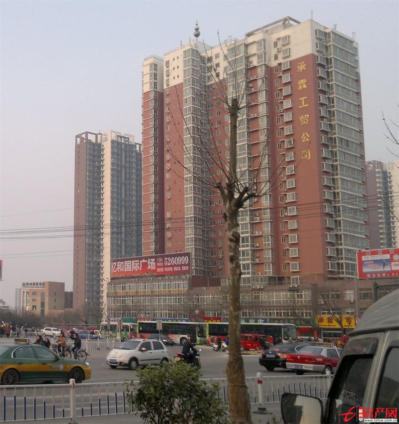 人民醫(yī)院公交車站，杏壇廣場(chǎng)，精裝修，沒住過。