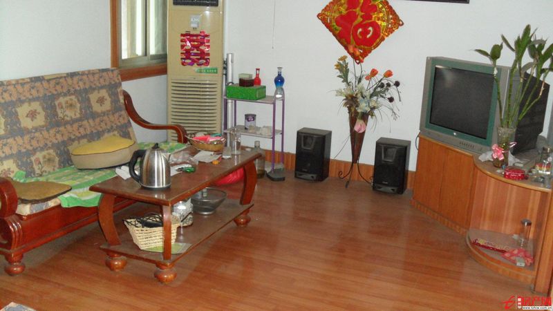 交通十分便利，往返四通八達(dá)