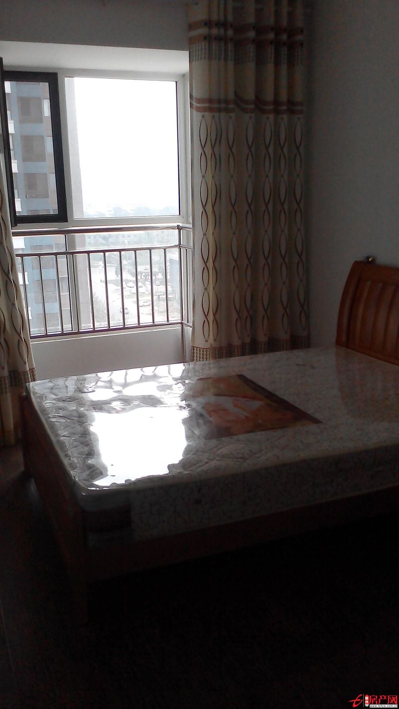 精品房出租冰箱熱水器數(shù)字電視全新席夢思大床落地窗家庭寬無線網(wǎng)