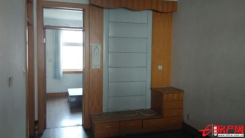 春秋閣南區(qū)精裝修三居室招租，木地板、家具全、拎包即住