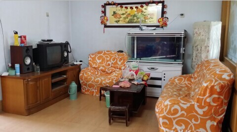 金孔府小區(qū)房間干凈衛(wèi)生，家具齊全精裝修。拎包即可入住，限女生