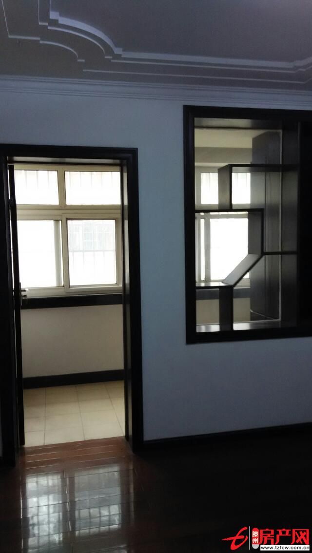 時(shí)代超市南精裝三居室低價(jià)招租，三室兩廳年付九千