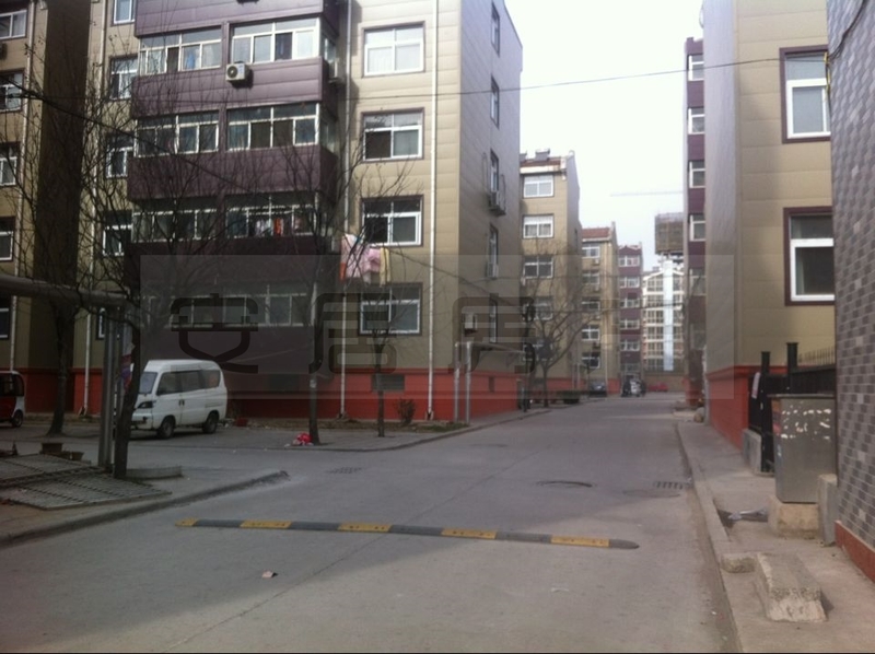 學(xué)區(qū)現(xiàn)房，供暖空調(diào)，部分家具，菜市附近，交通便利。