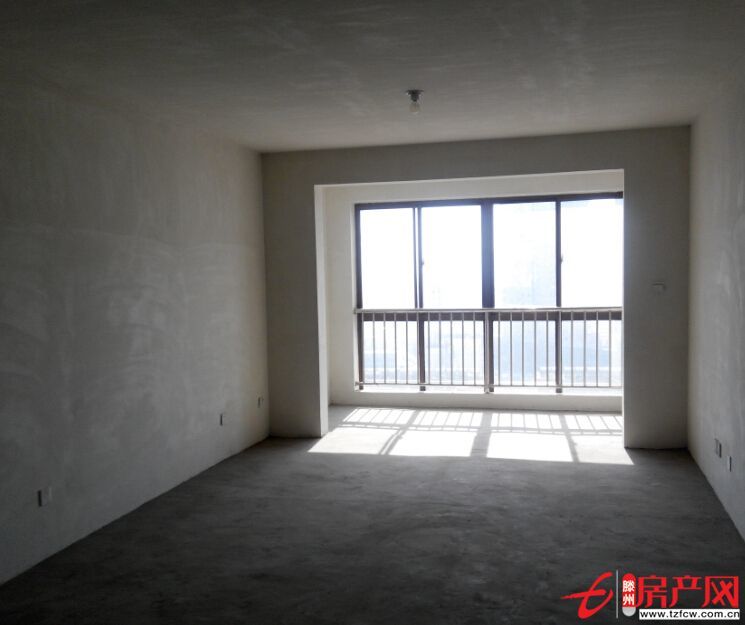 緊靠龍泉廣場位置極佳，戶型好，標(biāo)準(zhǔn)南北通透，兩室一廳朝陽