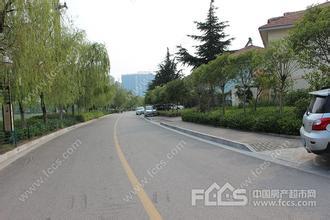 荊河小區(qū)三室一廳另送閣樓兩室一廳