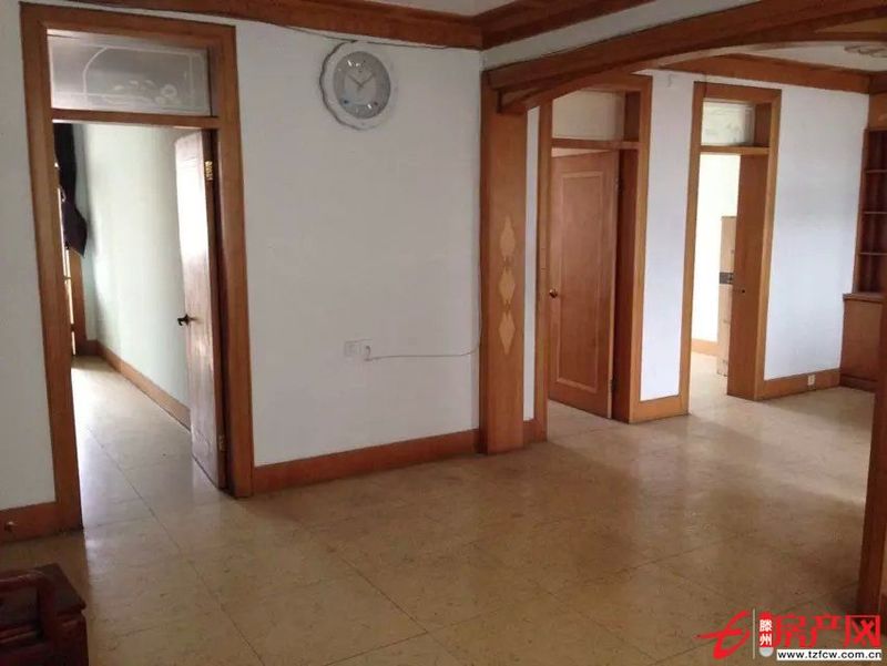 滕州精裝修荊河小區(qū)三室二廳二衛(wèi)帶超大儲(chǔ)藏室