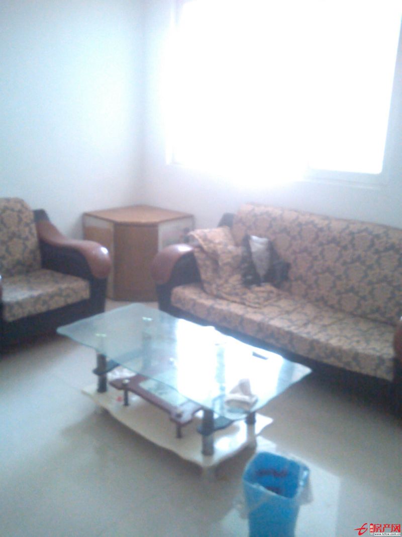 中央城小區(qū)，精裝修，全套家具家電，很溫馨漂亮的房子