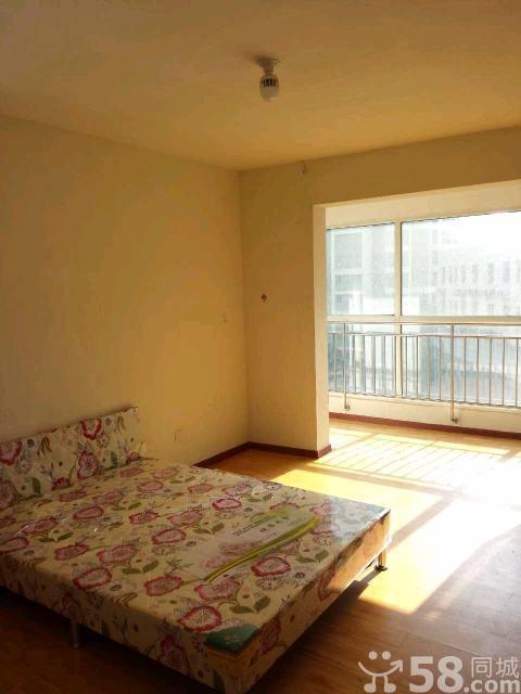 威尼斯四區(qū)精裝朝陽(yáng)大主臥出租帶大陽(yáng)臺(tái)拎包入住干凈溫馨