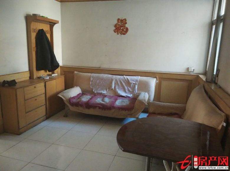 緊挨滕州人民醫(yī)院，杏壇西區(qū)三室一廳