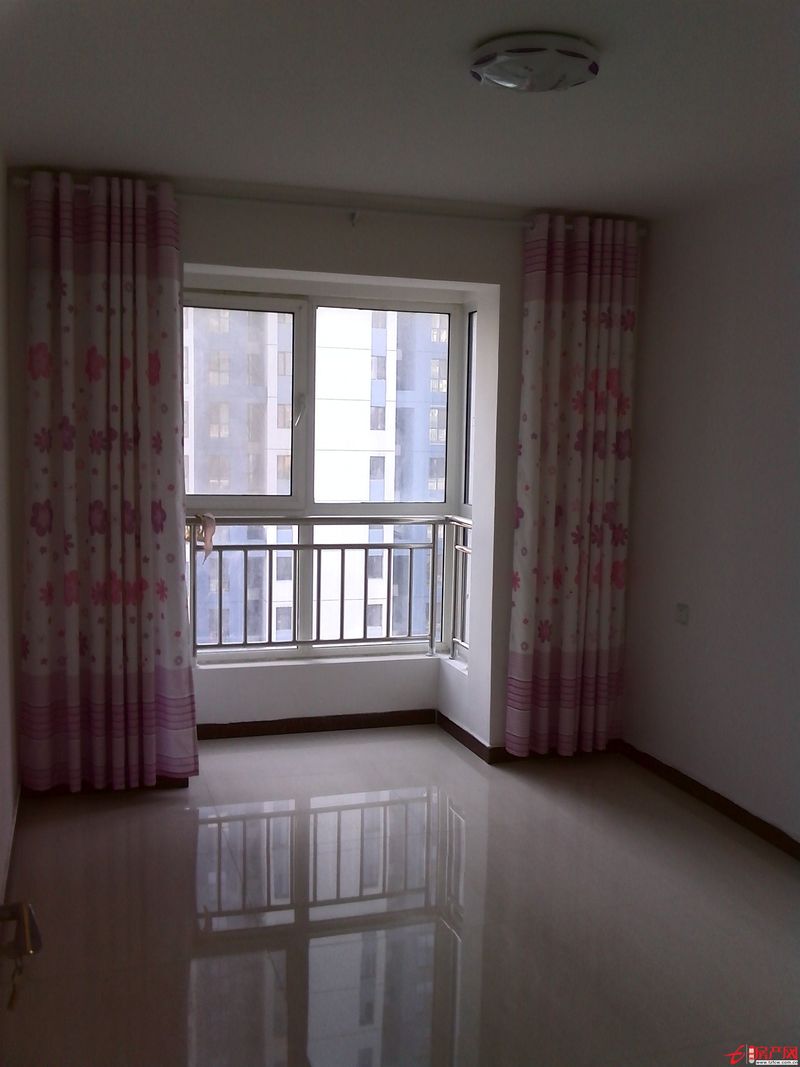 滕州貴和花園小區(qū)，三室一廳，拎包即住，年付