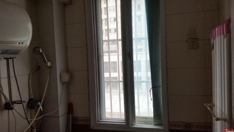 電視機、冰箱、空調、太陽能，房子已經出租，五月份可看房