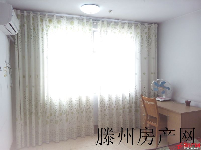 步行街北首，華聯(lián)超市對(duì)面，交通方便，拎包即住