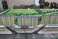 平行路與河陽路交匯處向西，春雷花園對(duì)過，緊靠沿河路，前靠河沿