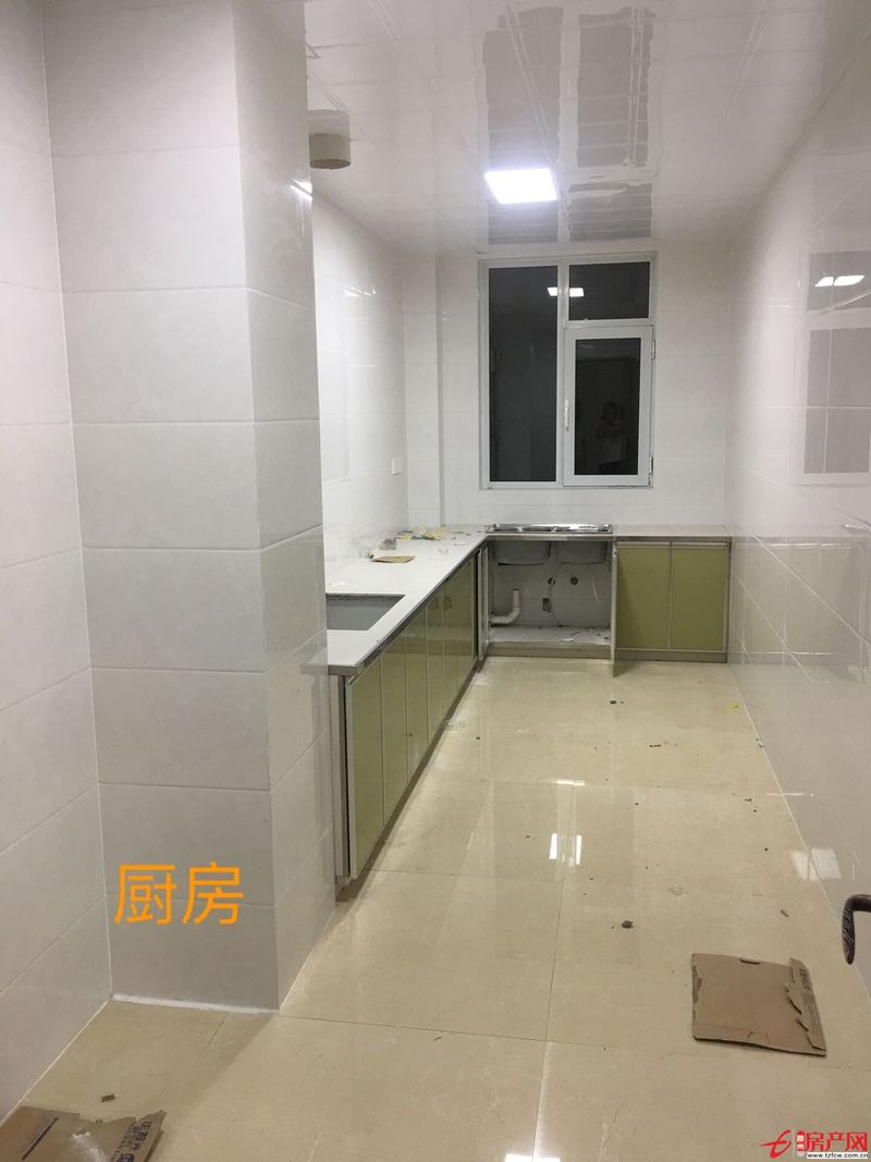 三室兩廳兩衛(wèi)生間，超大廚房，南北通透，絕版戶型