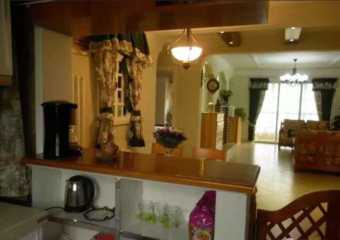 華騰東區(qū)，高檔裝修，客廳朝陽，證滿三年，配合貸款。