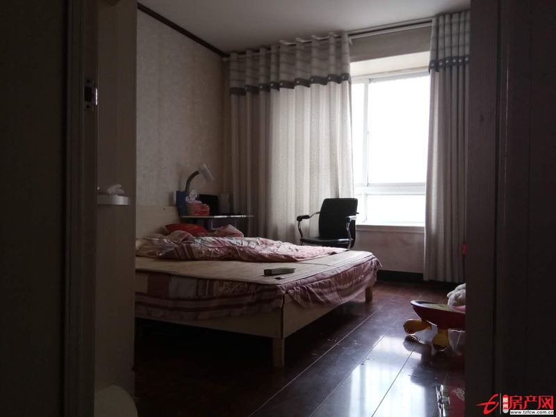 香格里拉好樓層，中等裝修，新證，配合貸款。