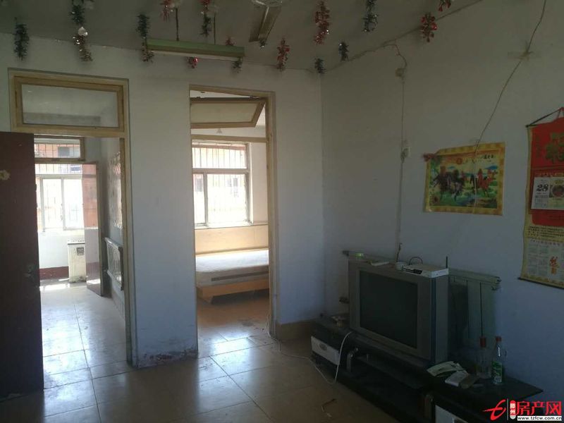 魯東小區(qū)三室。中間樓層，證滿五年，可以貸款，三室朝陽