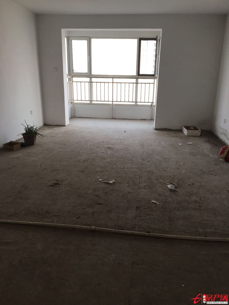 中央城三室兩廳一衛(wèi)出售中間樓層朝陽需全款新證可過戶