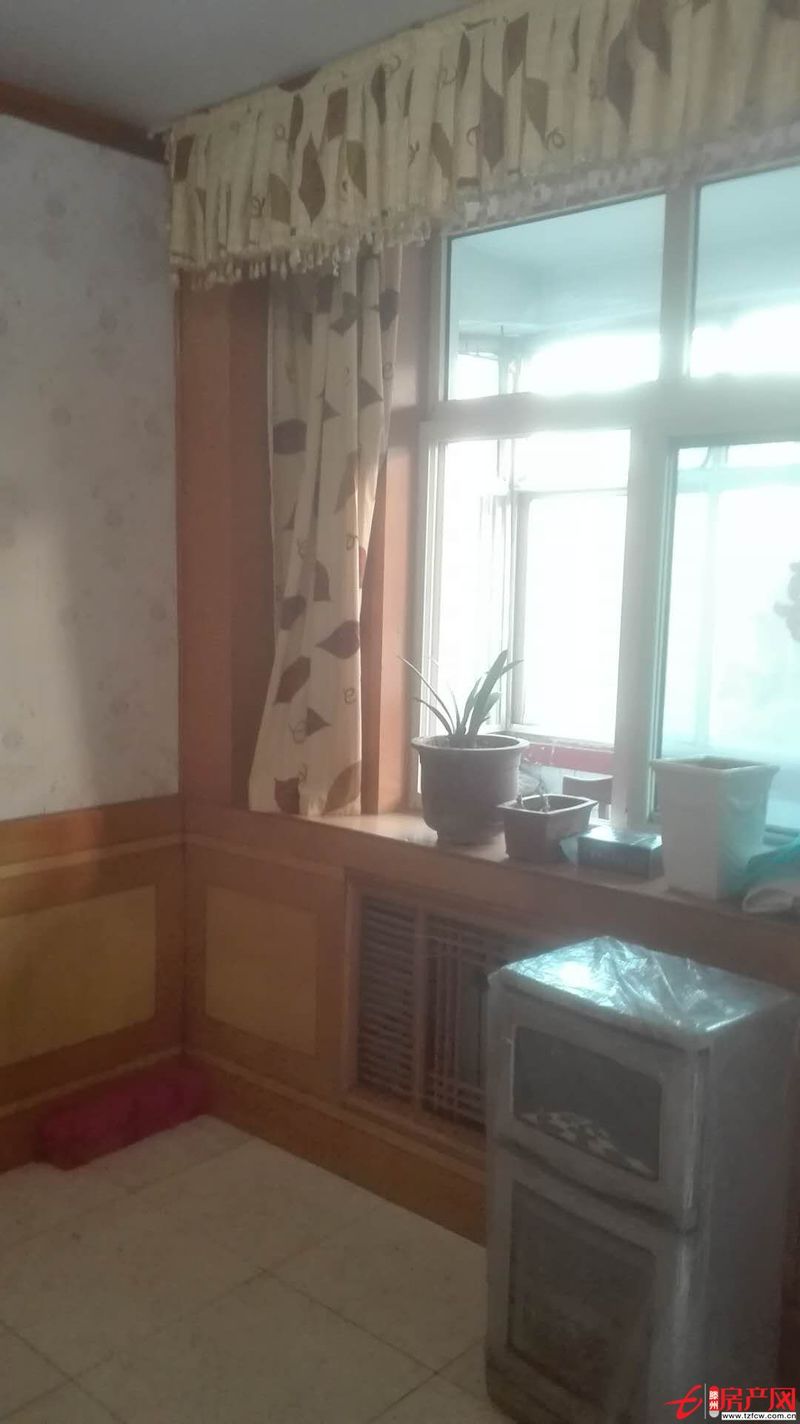 新興小區(qū)精裝修三室兩廳有部分家具可隨時(shí)拎包入住可半年付